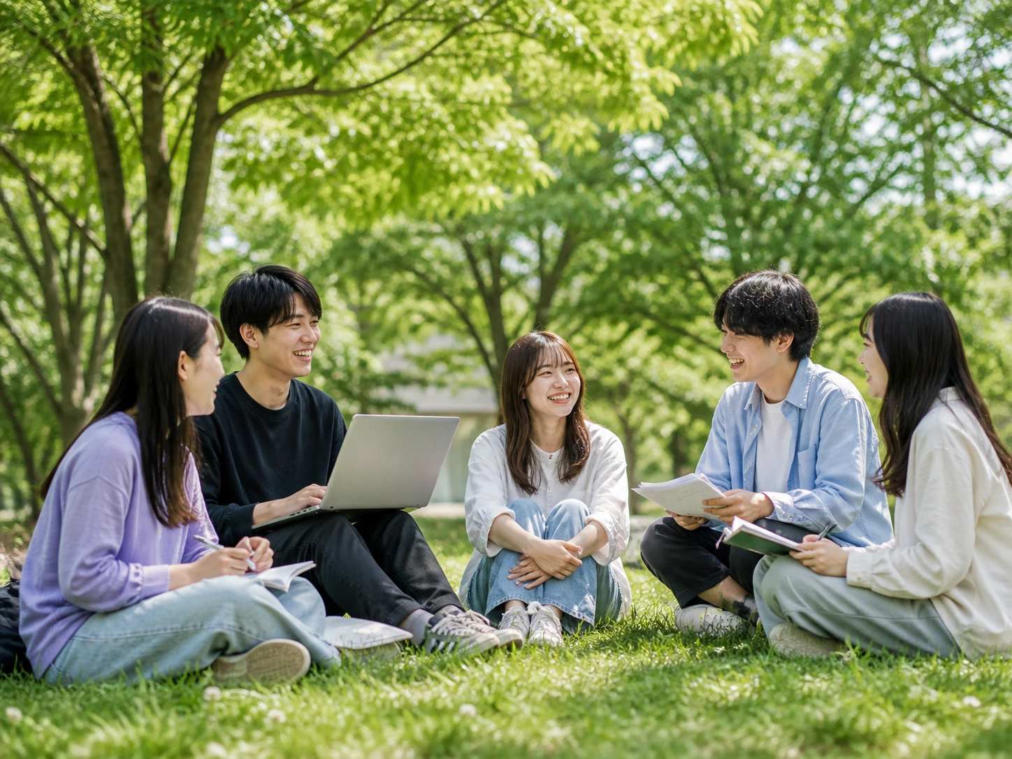 芝生で語り合う架空の学生たち