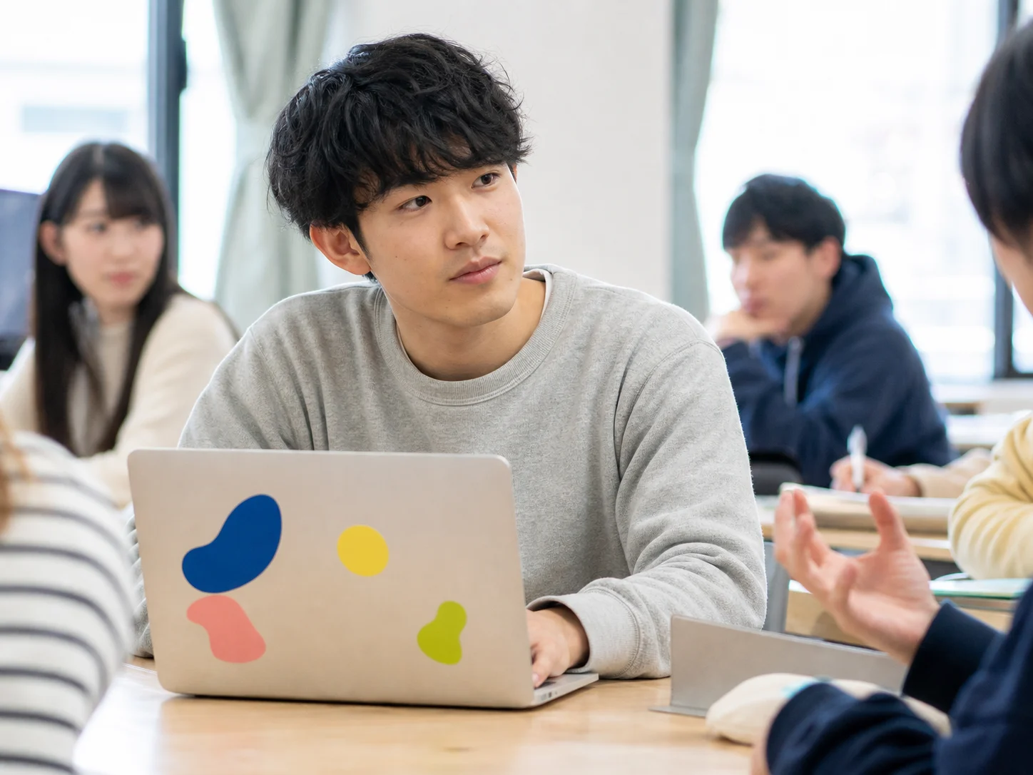 ケース演習で意見を交わす架空の学生